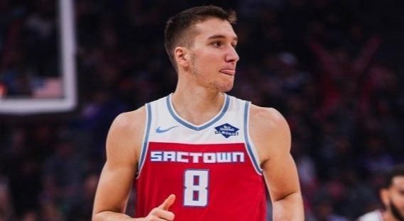  曼联争议红牌引热议，B费染红离场球队惨遭绝杀  