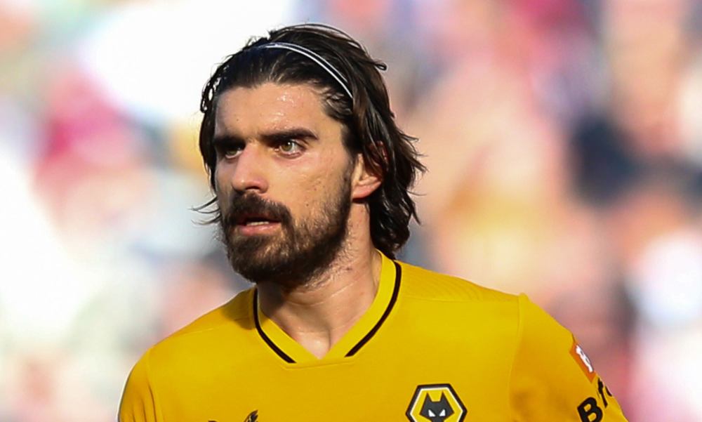  米兰双雄争抢比利时天才，埃因霍温中场成焦点  