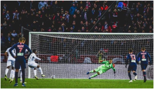 1, 巴黎圣日耳曼主场大胜里昂领跑积分榜  