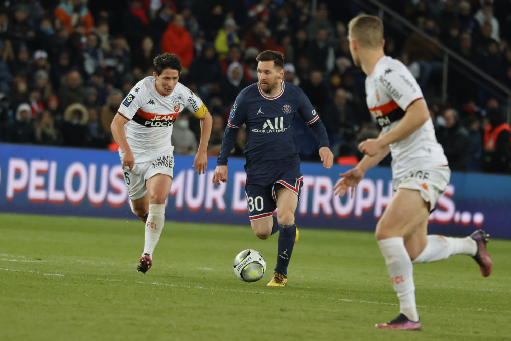  法甲榜首大战巴黎圣日耳曼险胜里昂  